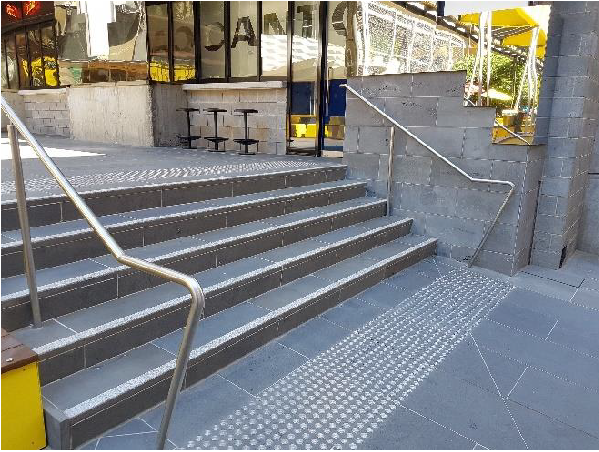 02-01_contrasting-nosing-strips-TGSIs