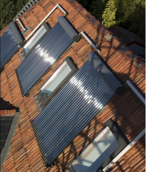 Domestic solar hot water system with evacuated tubes 